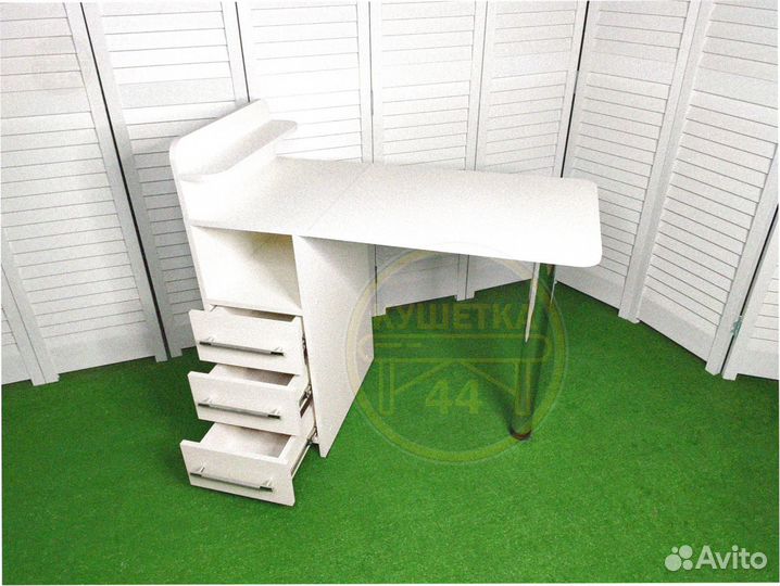 Маникюрный стол