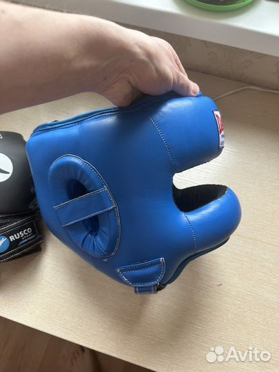 Боксерский шлем с перчатками
