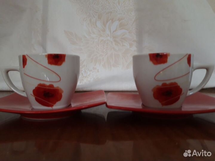 Кофейные чашки с блюдцами