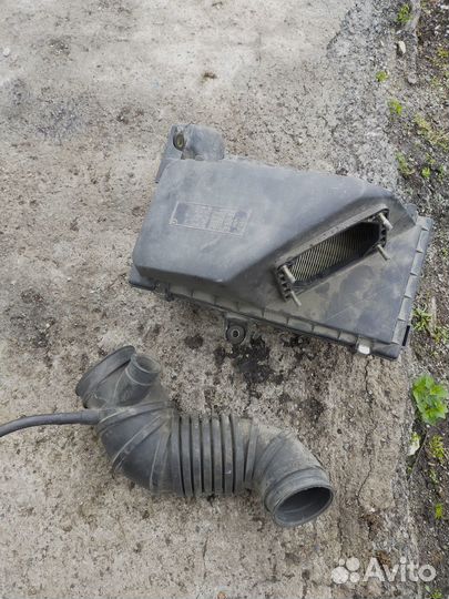 Корпус воздушного фильтра Митсубиси Каризма