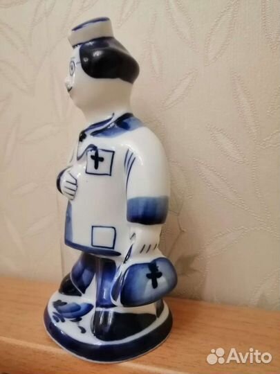 Статуэтка Доктор фарфор Гжель