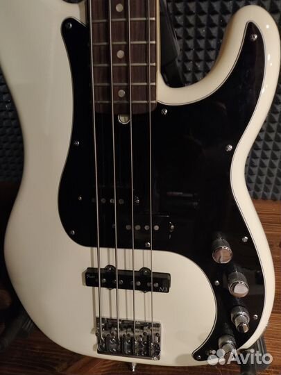 Бас гитара Fender Precision Deluxe