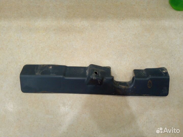 Правый отбойник бензобака 74814JD 00A