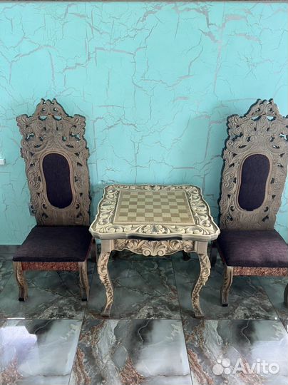 Столик для игры в шахматы