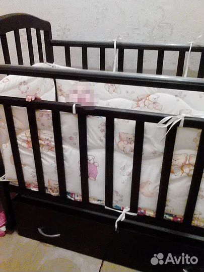 Детская кроватка с маятником