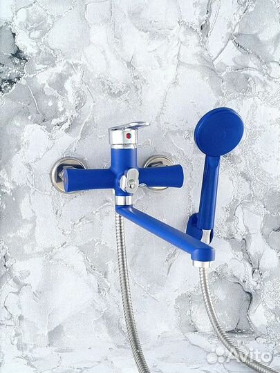 Смеситель на ванну синий с длинным поворотным изли