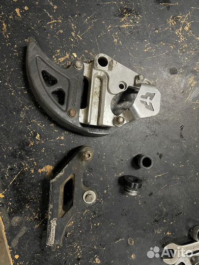 Кронштейн заднего тормозного супорта, ловушка цепи