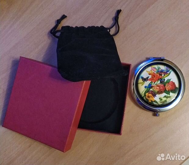 Пудреница, карманное зеркало