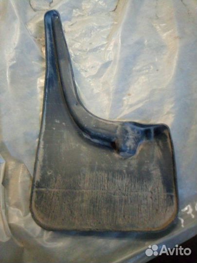 Брызговик передний правый Nissan Pathfinder