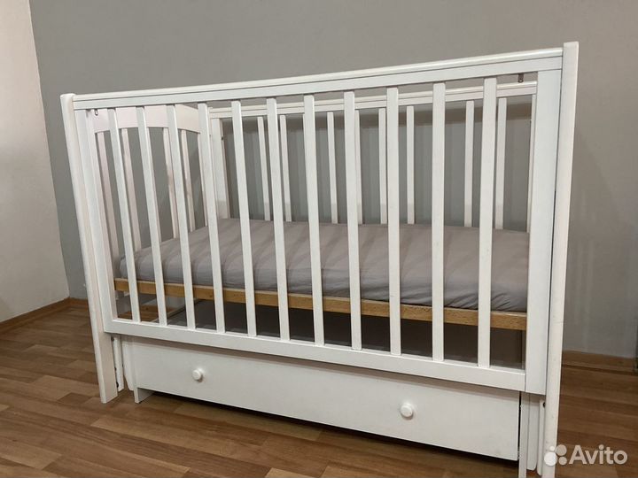 Детская кроватка с маятником и ящиком