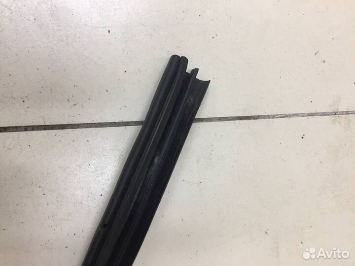 Уплотнитель передней правой двери Ford Explorer