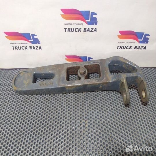 Кронштейн переднего амортизатора нижний