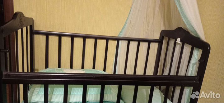 Детская кроватка с маятником