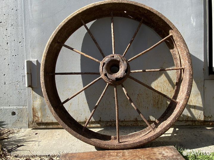 Металлическое колесо от трактора старое