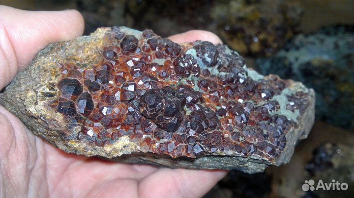 Кристаллы красного граната