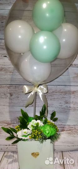Воздушный шар с корзиной цветов, сладостей