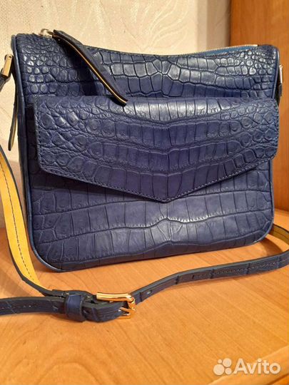 Швея кожаных сумок