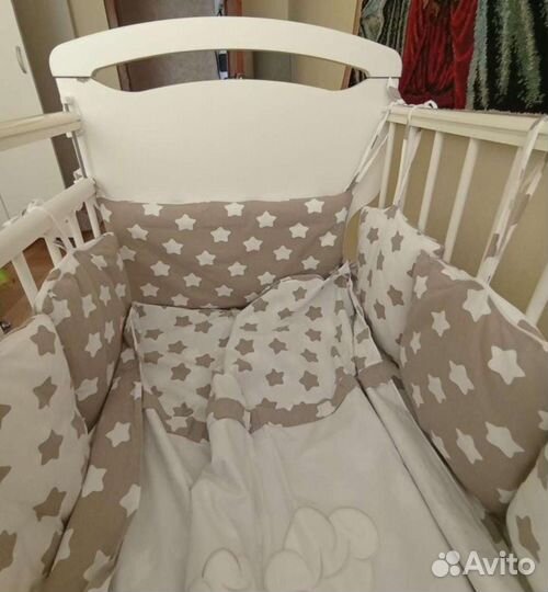 Детская кроватка с маятником