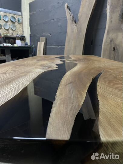 Стол из эпоксидной смолы и слэба