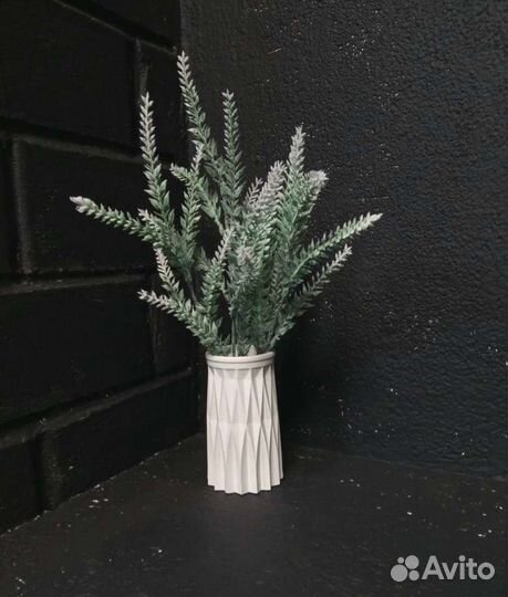 Искусственные растения в вазе