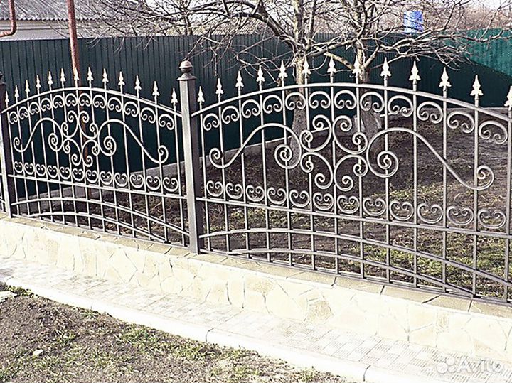 Заборы кованные для частного дома из металла 2м