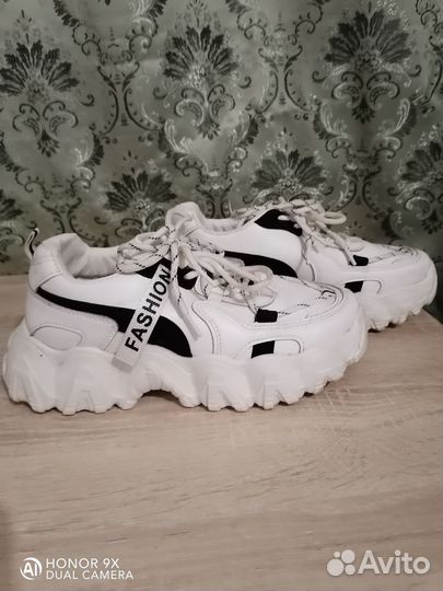 Кроссовки женские