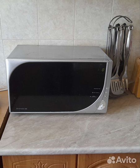 Микроволновка,шкаф для посуды,обувница,кровать