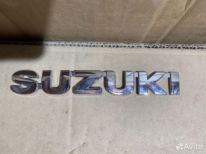 Эмблема надпись на крышку багажника Suzuki