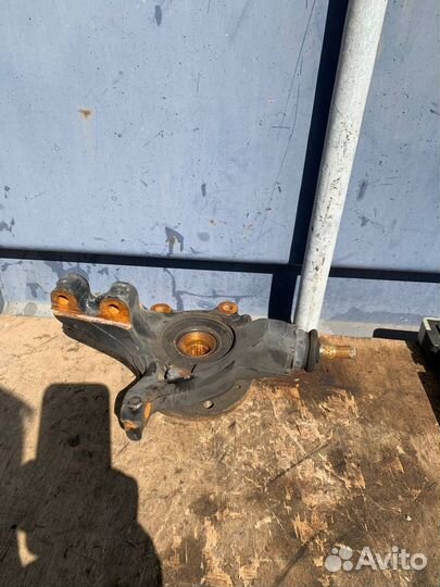 Кулак поворотный левый Peugeot 308 Citroen C4 b7