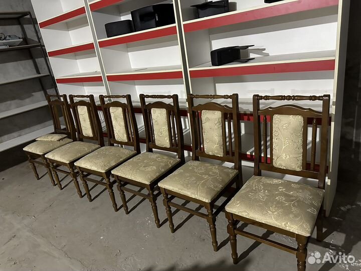 Стол и стулья