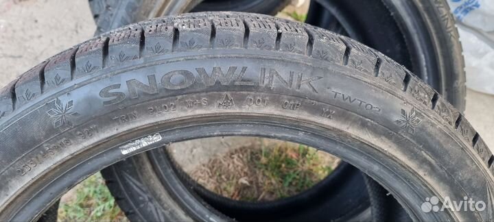 Triangle Snowlink TWT02 255/45 R18
