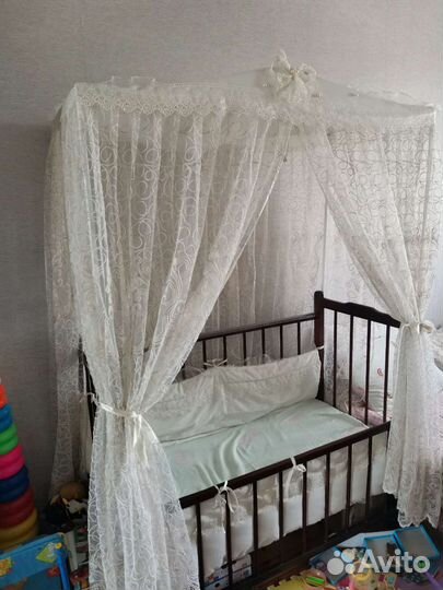 Кровать с матрасом и балдахином