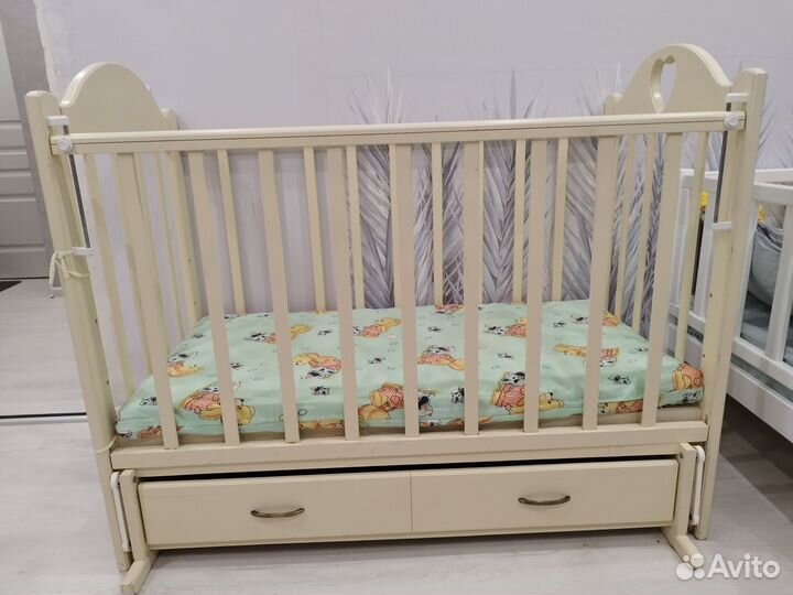 Детская кроватка с маятником и ящиком