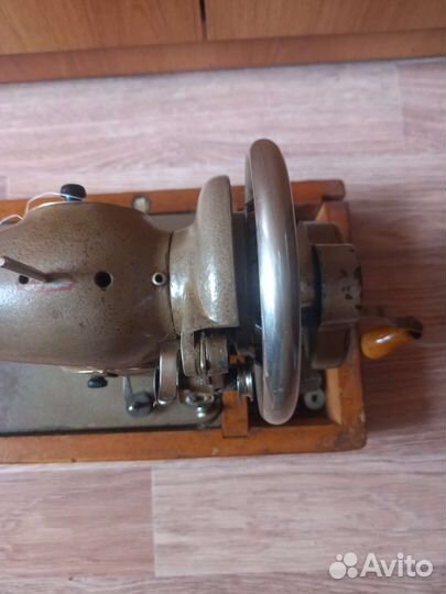 Продам швейную машину СССР. Крышка в наличии