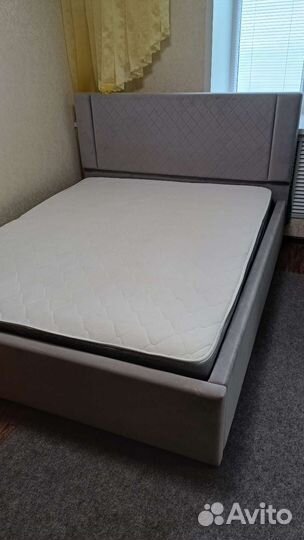 Кровать двухспальная с матрасом 160 200