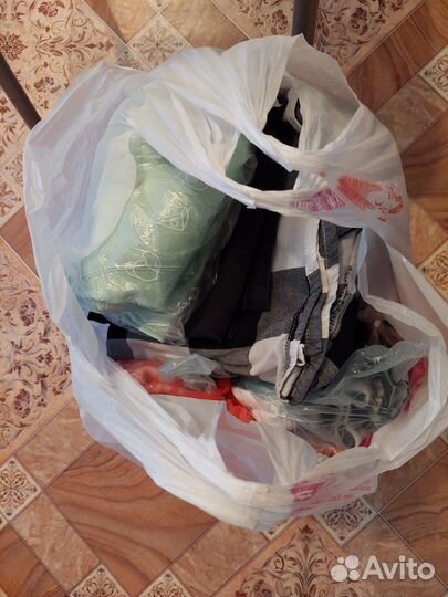 Отдам бесплатно женские вещи пакетом