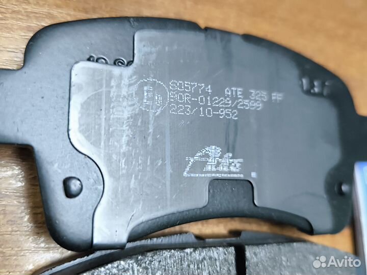 Колодки тормозные комплект передние с датчиком изн