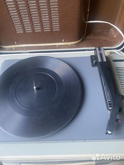 Проигрыватель пластинок Юность 301