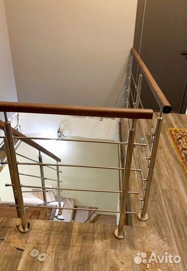 Лестница на металлокаркасе открытого типа