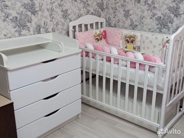 Детская кроватка и пеленальный комод