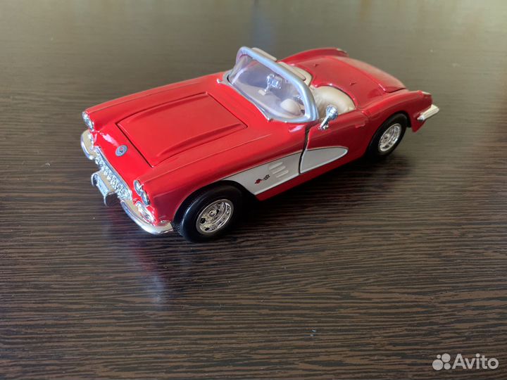 Модель автомобиля Chevrolet Corvette 1/24