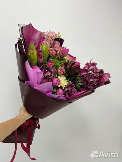 Букет с цимбидиумом, орхидеей