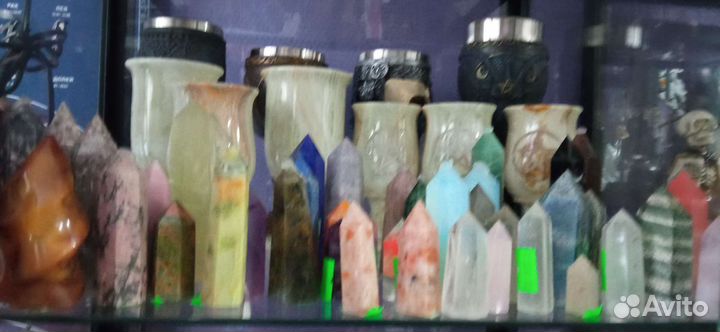 Кристаллы, пирамиды, шары, статуэтки