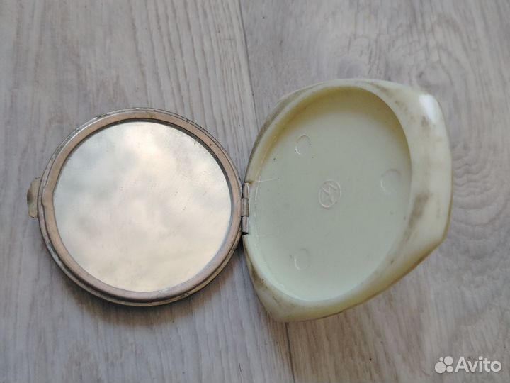 Пудреница с зеркалом СССР Рига