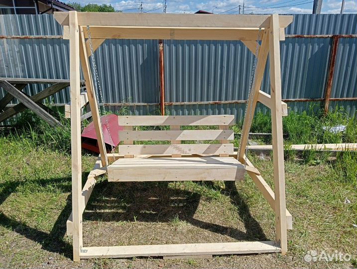 Садовая качеля из дерева