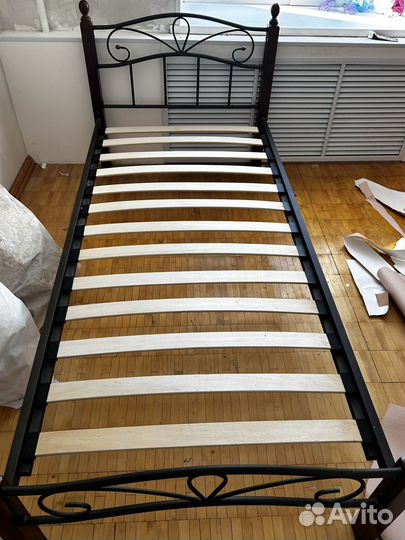 Кровать односпальная с матрасом