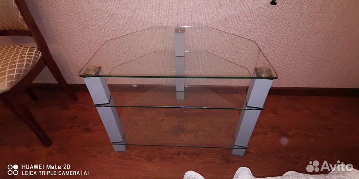 Стеклянная тумбочка под телевизор