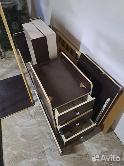 Кроватка с комодом