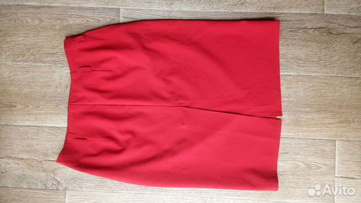 Юбки классические 4 шт черные,красная