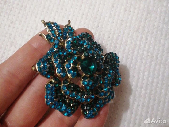 Брошь Королевская роза с позолотой под изумруд